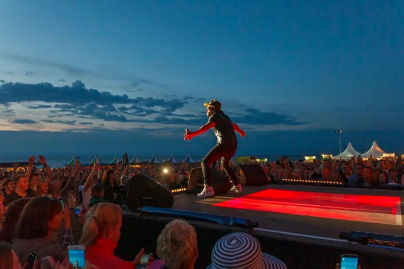 Festival podium bij zee
