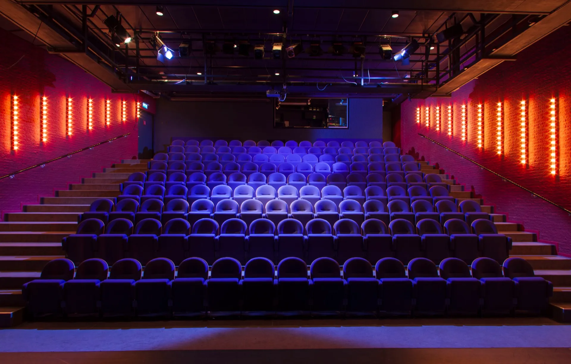 Theaterzaal met stoelen